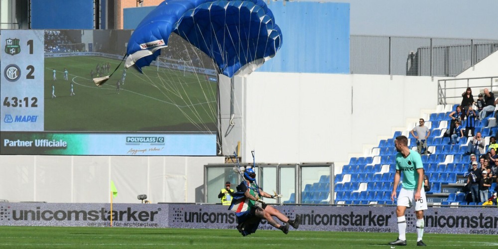 Un paracaidista aterriz&oacute; en la cancha e interrumpi&oacute; el partido entre Inter y Sassuolo