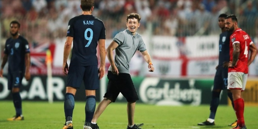 El ingl&eacute;s que invadi&oacute; la cancha en Malta por 400 retweets