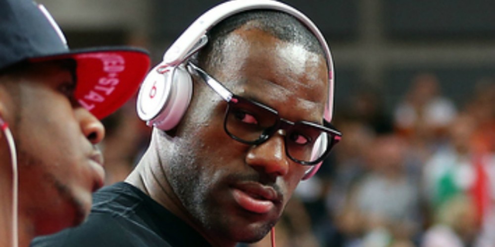 LeBron James presenta los nuevos auriculares Beats