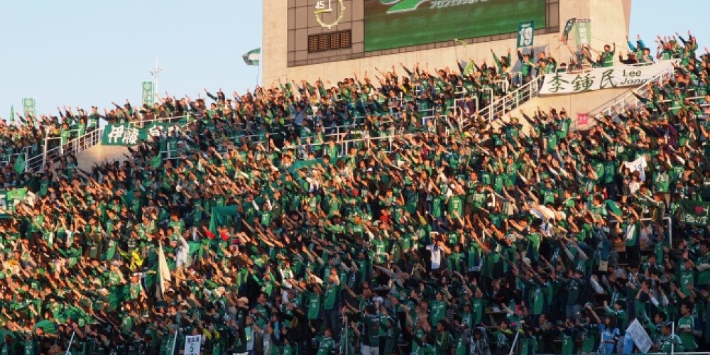 El equipo japonés que presentó a sus refuerzos en un teatro y con un tema de La Mona Jiménez