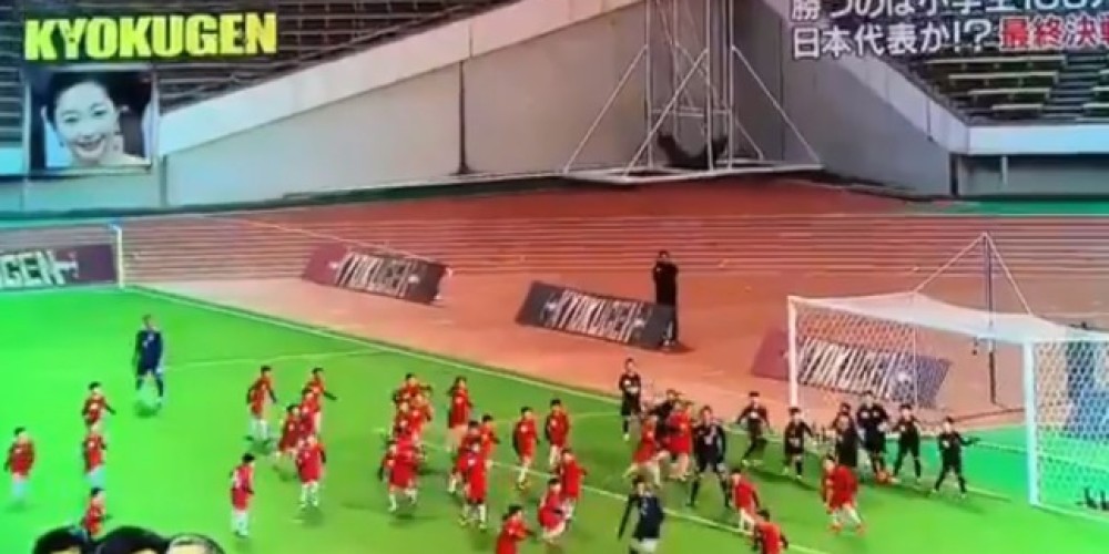 Insólito: Tres jugadores de Japón enfrentaron a 100 chicos en un partido especial