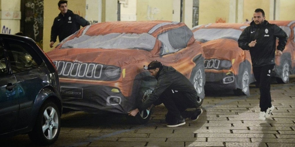 Los jugadores de la Juventus transforman autos de la calle en el nuevo modelo de Jeep