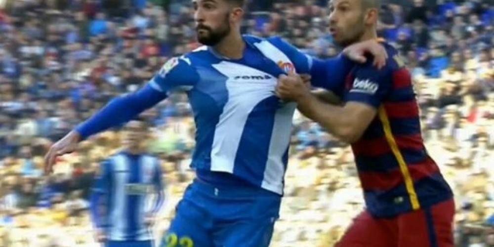 Joma utiliz&oacute; un agarr&oacute;n de Mascherano para publicitar sus camisetas