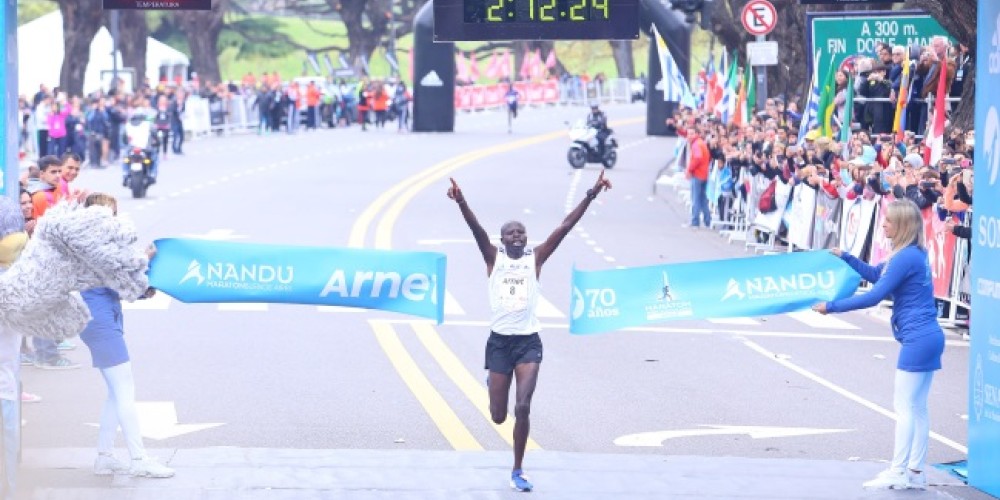 El keniata Jonathan Chesoo gan&oacute; la marat&oacute;n 42k Arnet Buenos Aires 2015  