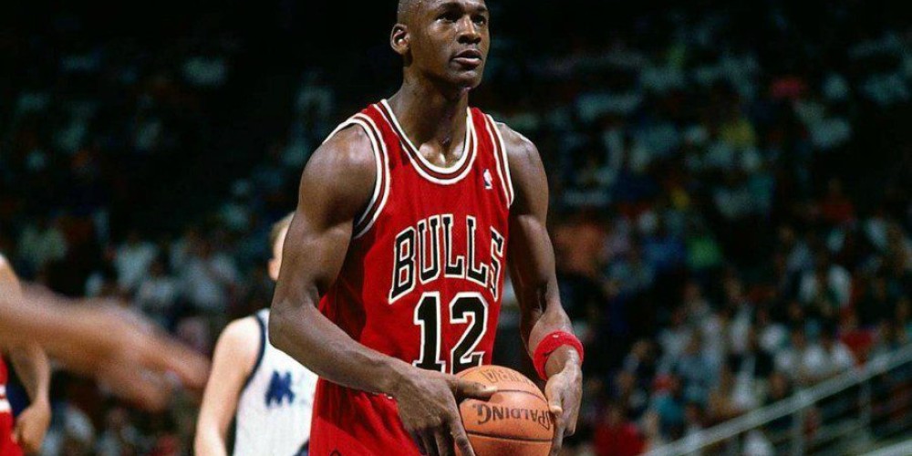 El d&iacute;a que Michael Jordan us&oacute; una camiseta de los Chicago Bulls con el n&uacute;mero 12