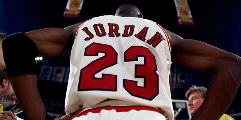 ¿Por qué Michael Jordan uso la camiseta 23?