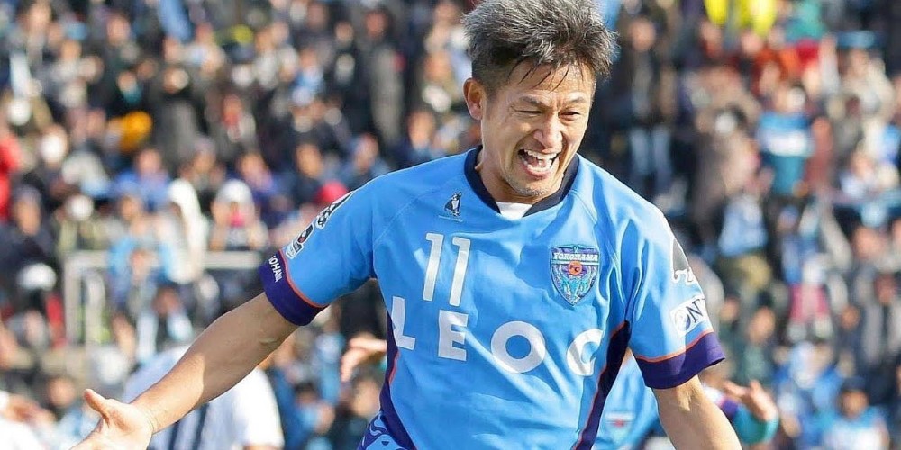 ¿Cuántos años tiene y en donde juega Kazuyoshi Miura, el futbolista más grande en actividad?