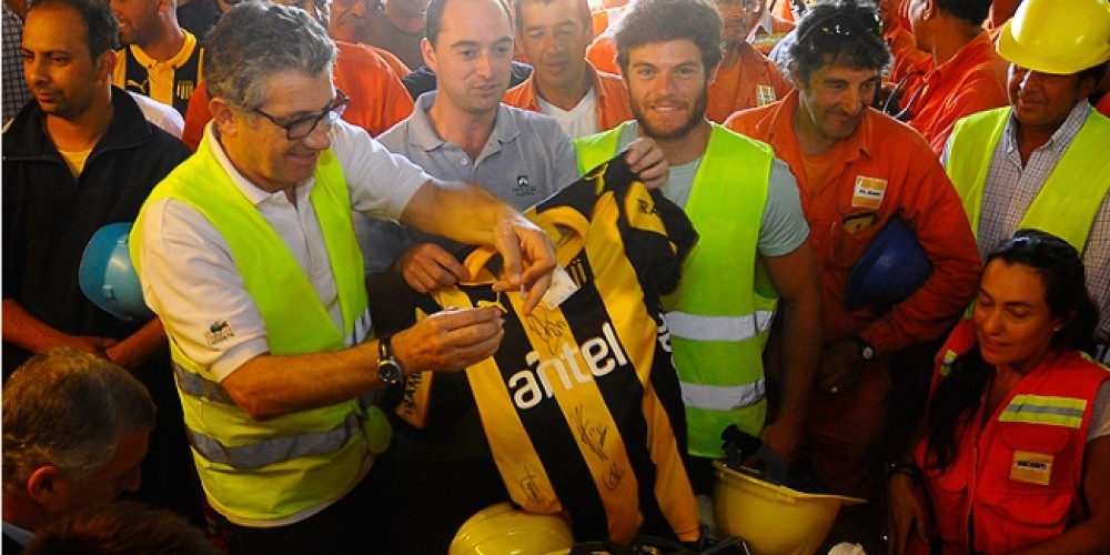 Jugadores y obreros, unidos en el estadio de Pe&ntilde;arol