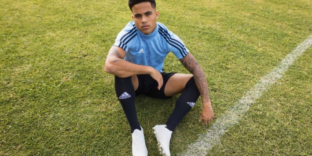 Justin Kluivert se convirti&oacute; oficialmente en jugador de adidas