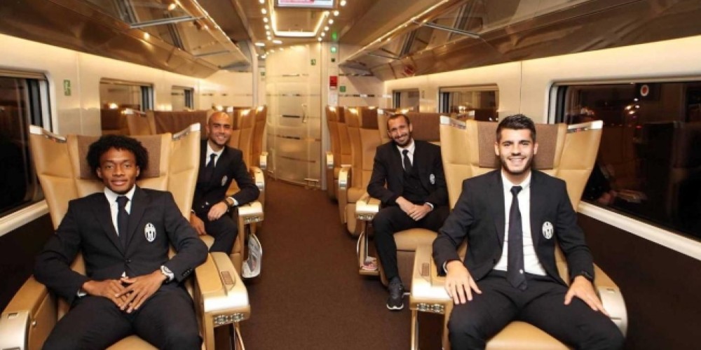 Los jugadores de la Juventus se divierten en el tren oficial