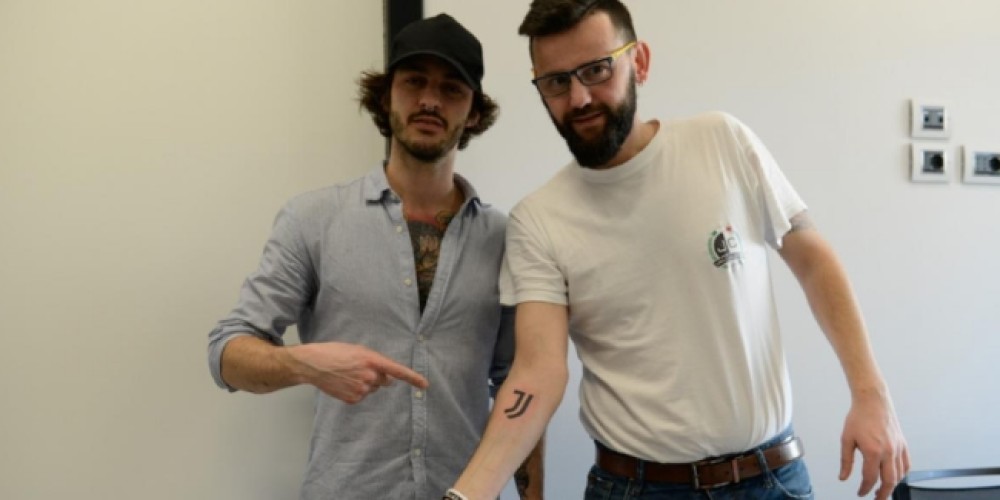La Juventus les pagó un tatuaje del escudo nuevo a hinchas que se tatuaron el diseño anterior