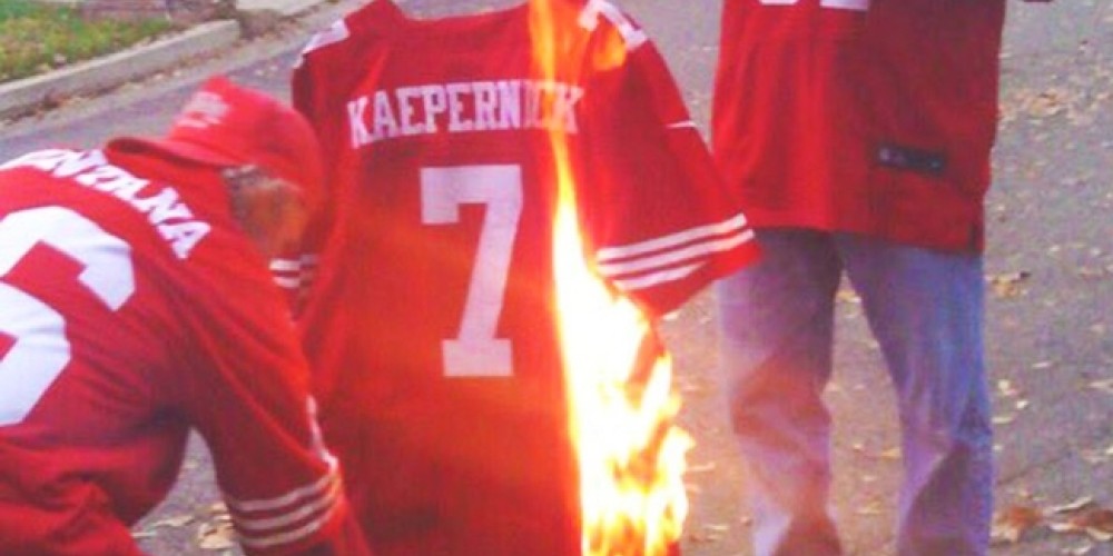 No se paró durante el himno y quemaron su camiseta