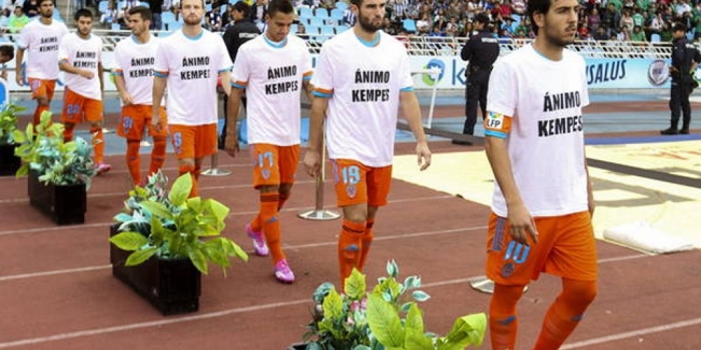 El Valencia y su remera en apoyo a Kempes por su triple by-pass