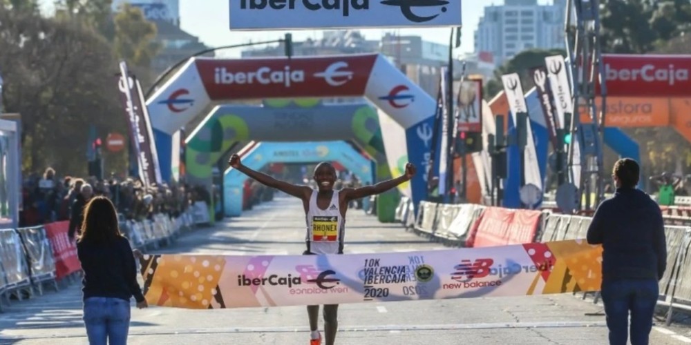 El keniata Rhonex Kipruto rompió un nuevo récord en los 10 km de Valencia