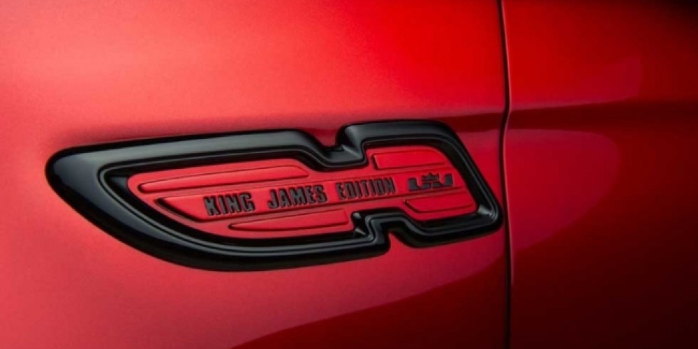 Kia lanz&oacute; su K900 &ldquo;King James Edition&rdquo; junto a LeBron