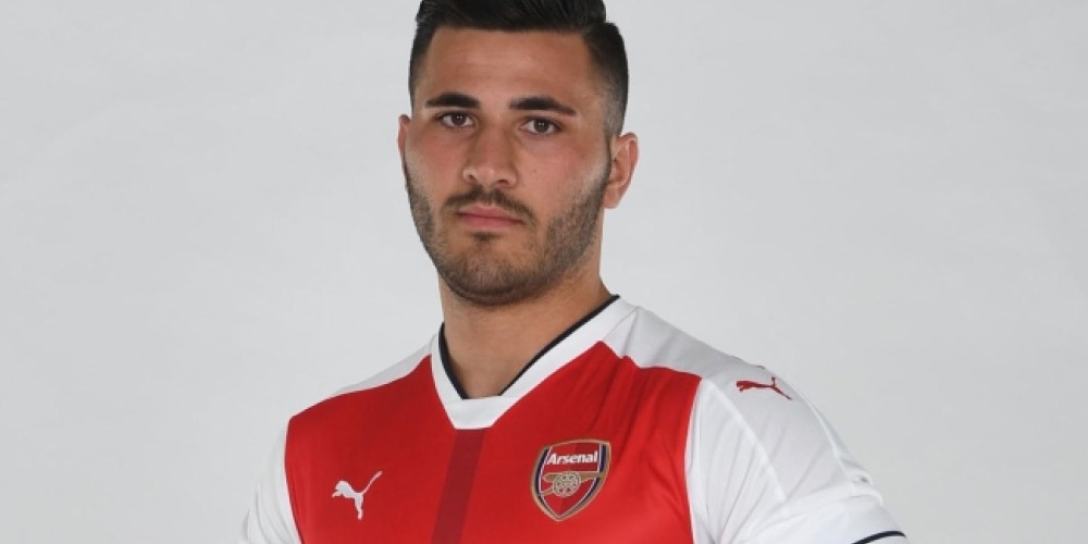 El error de un jugador del Arsenal en la presentaci&oacute;n del uniforme que se volvi&oacute; viral