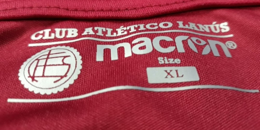 Macron presentó las nuevas camisetas de Lanús para el 2018