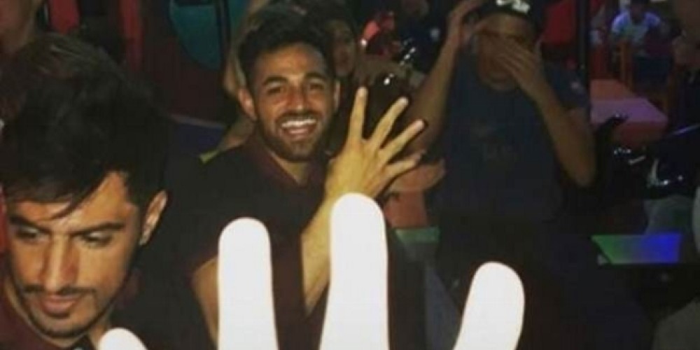 Lautaro Acosta y Rom&aacute;n Mart&iacute;nez de festejo con los hinchas en una pizzer&iacute;a