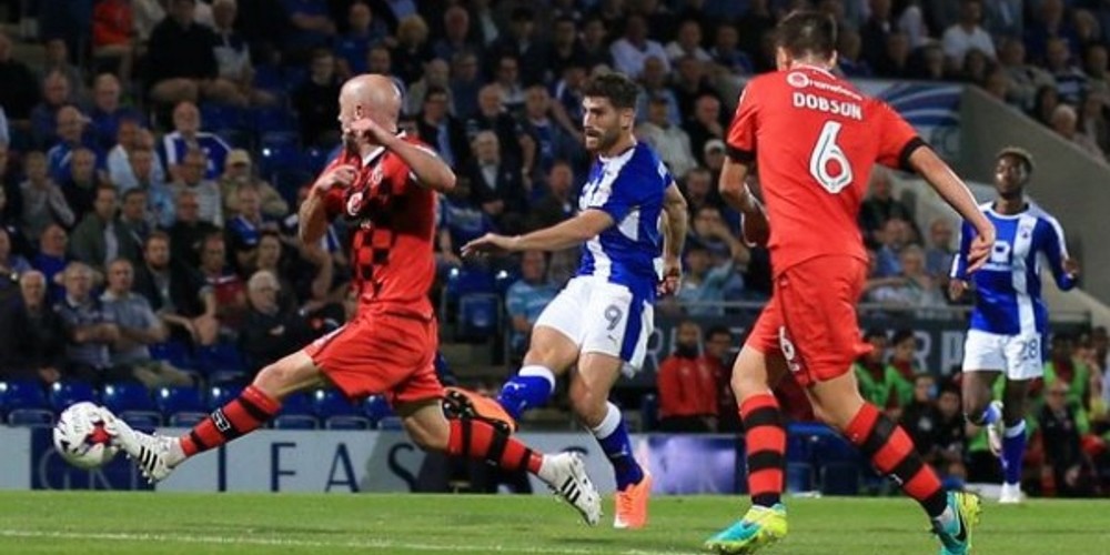 Buscan “delantero corpulento” en internet para el fútbol de Inglaterra