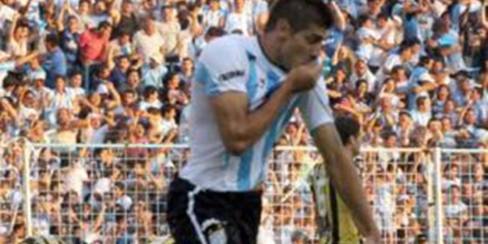 Ins&oacute;lito: el jugador que fich&oacute; por un club y subi&oacute; una foto besando el escudo de su cl&aacute;sico rival