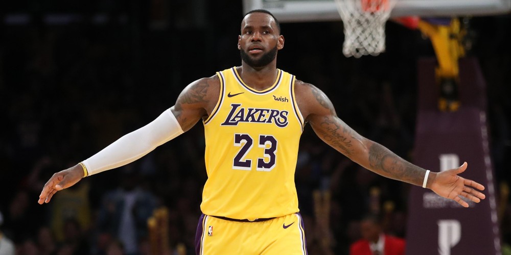 Subastan la primera camiseta de LeBron James 