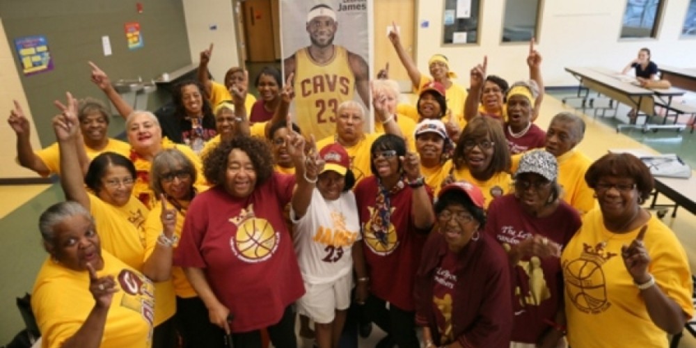 LeBron James y su propio club de fans compuesto por abuelas