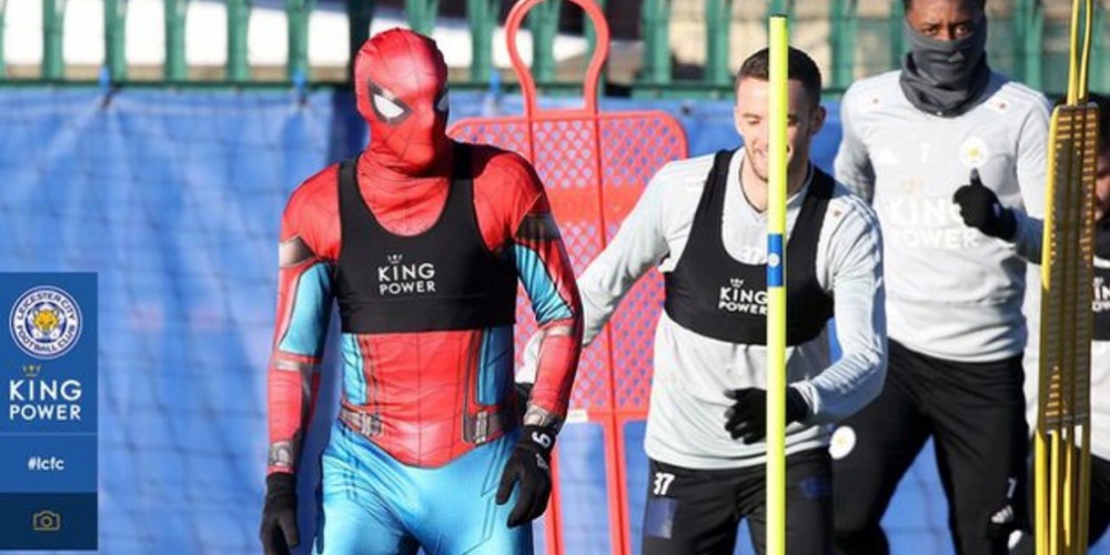Leicester City: un jugador se presentó y entrenó disfrazado de Spiderman