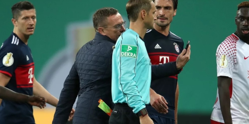 Un dirigente del Leipzig invadió el campo de juego para reclamarle al árbitro con la jugada en su celular