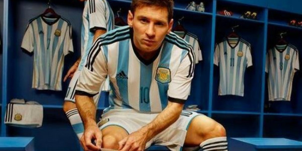 &iquest;Confirmada? Messi luce la "nueva" camiseta de la Argentina