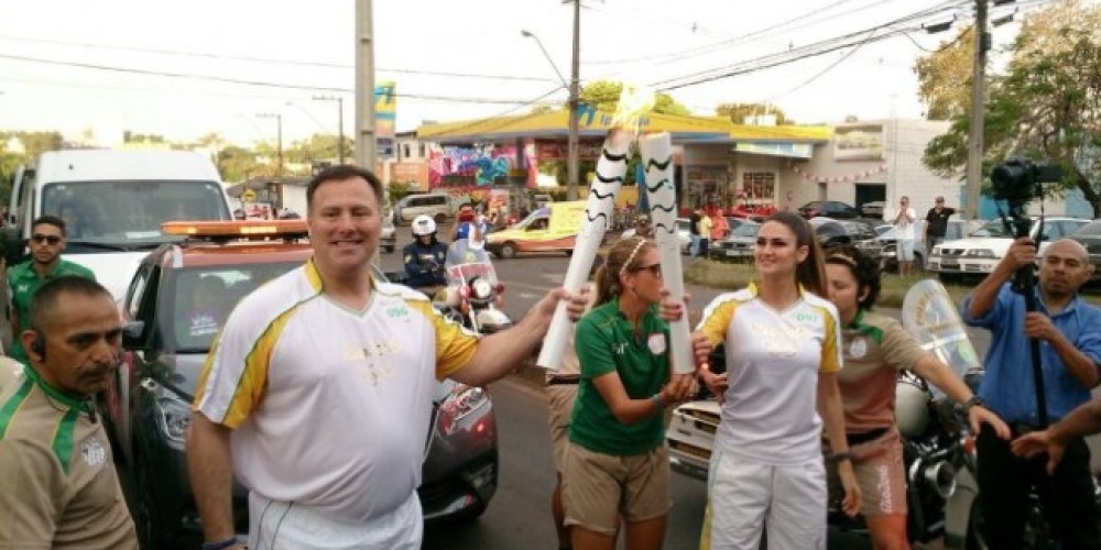 Ex deportistas paraguayos llevaron la llama olímpica en Foz de Iguazú