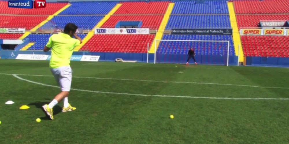 El tenista Pablo Andujar enfrenta al arquero Keylor Navas