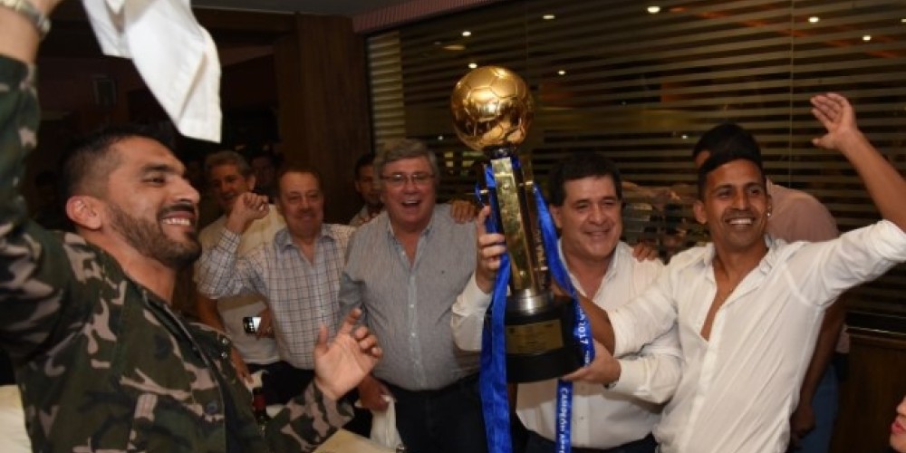 El emotivo festejo de Libertad con el presidente de Paraguay, Horacio Cartes