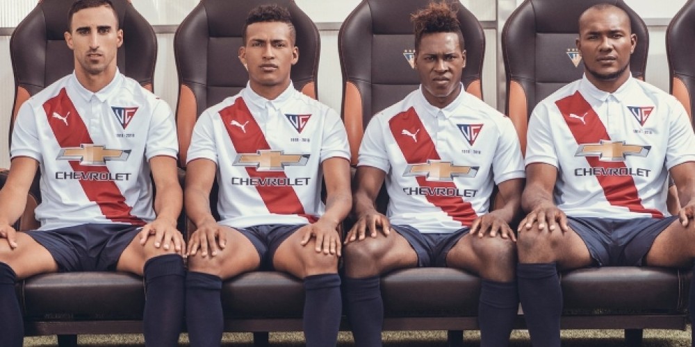 Liga de Quito celebra sus 100 años con una camiseta similar a la de River