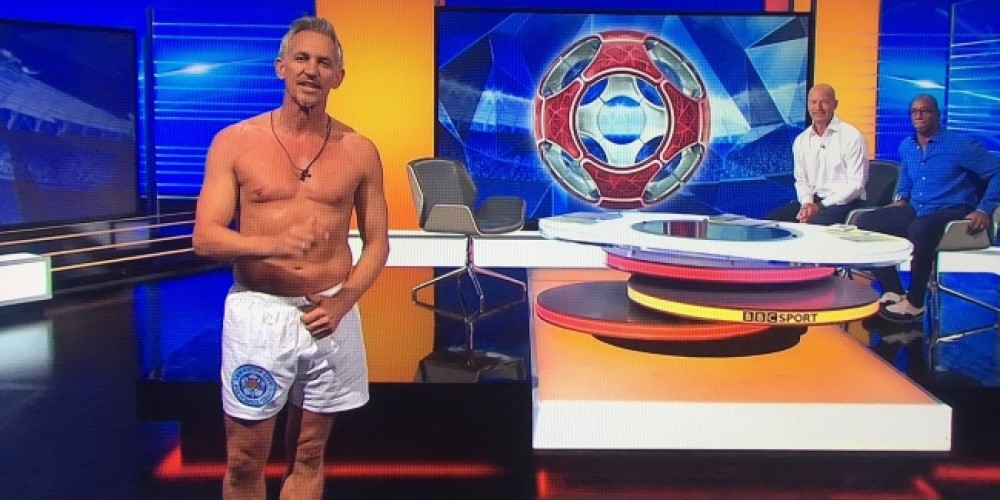 Lineker cumplió con su promesa y presentó su programa en ropa interior