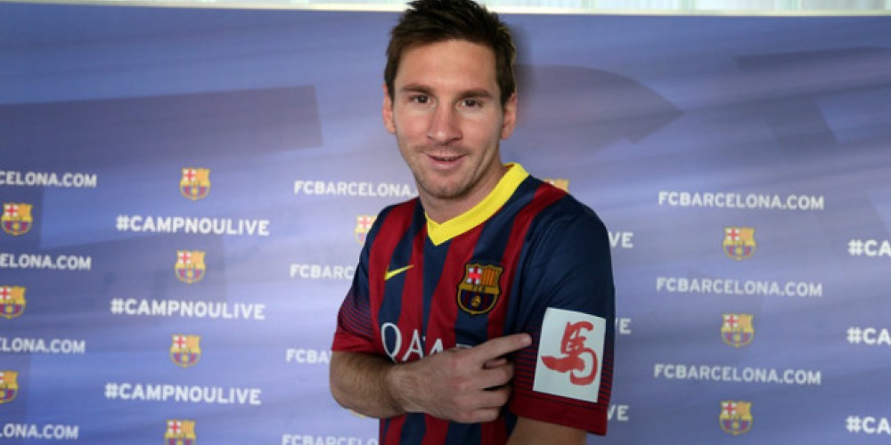 Lionel Messi presenta la camiseta especial del Barcelona por el año nuevo chino