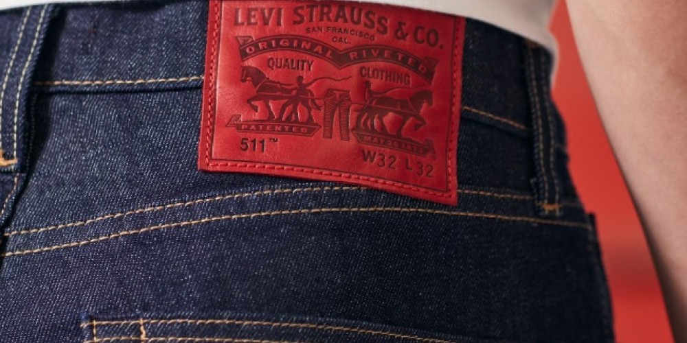 Se presentó la primera línea de jeans del Liverpool FC junto con Levi’s como sponsor