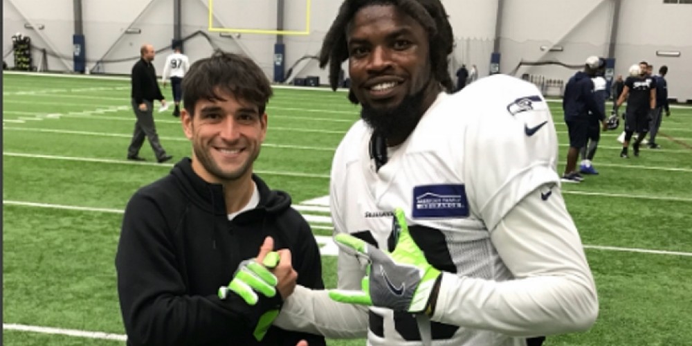 Lodeiro visitó a los Seahawks y se animó a practicar un par de pases de fútbol americano