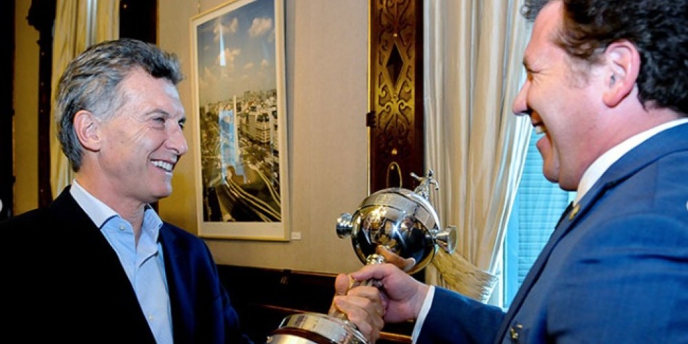 La CONMEBOL homenaje&oacute; a Macri con su m&aacute;xima condecoraci&oacute;n