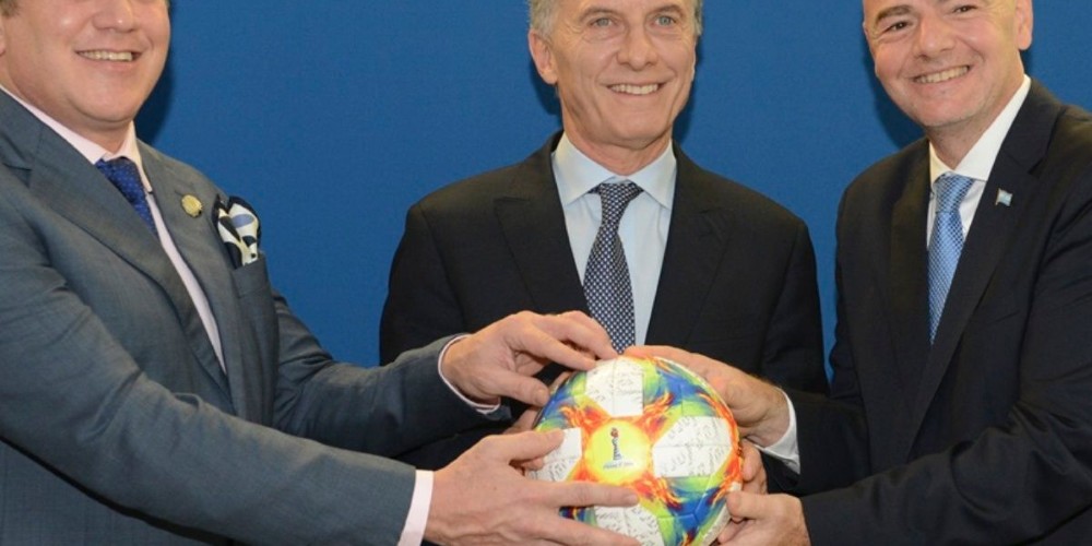 La FIFA reconoci&oacute; a Macri por sus aportes en el f&uacute;tbol 