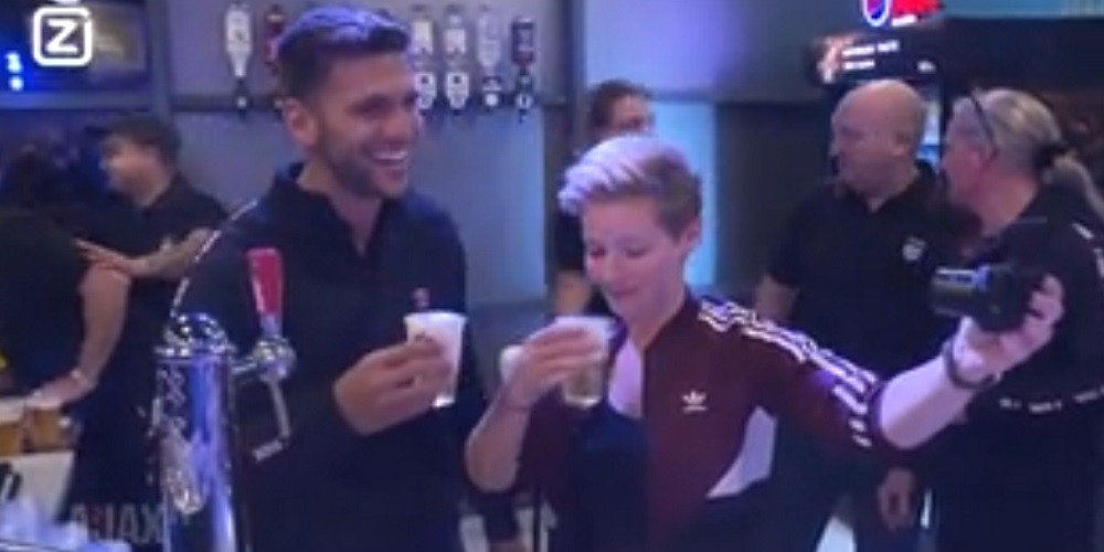 Magall&aacute;n sorprendi&oacute; en &Aacute;msterdam sirviendo cerveza en un bar