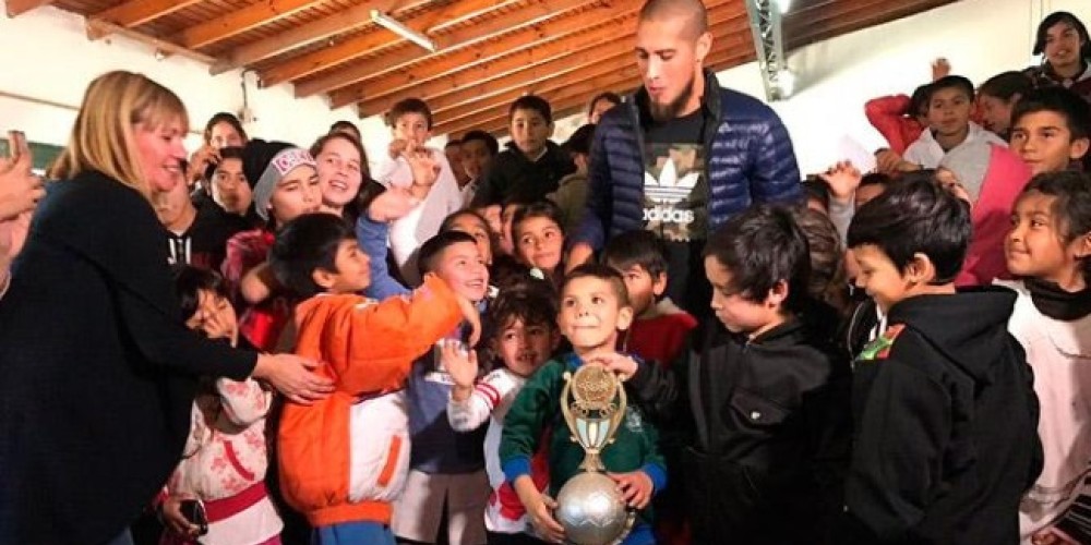 Jonatan Maidana inaugur&oacute; una biblioteca en su escuela primaria