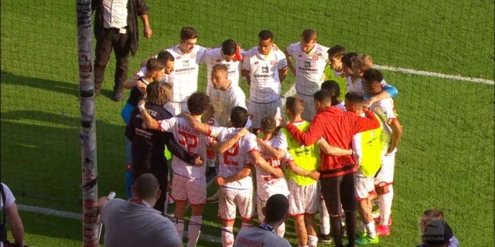 Los jugadores del Mainz recibieron la arenga de uno de sus hinchas