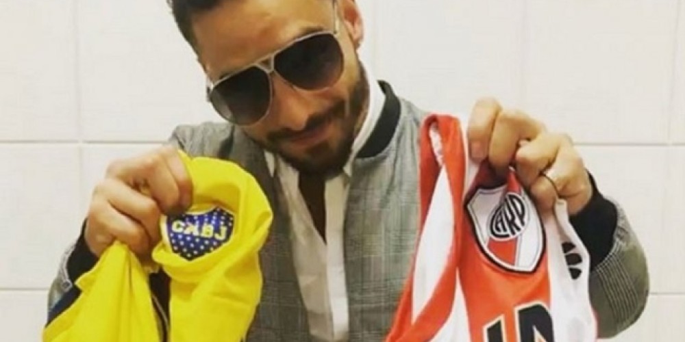 Maluma y un curioso mensaje de paz con las camisetas de Boca y River