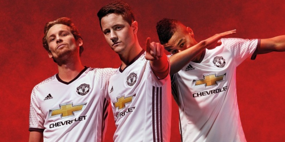 Como homenaje a sus orígenes, Manchester United lanzó su tercera camiseta adidas