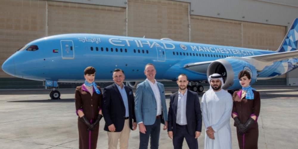 Etihad presentó un avión con los colores del Manchester City