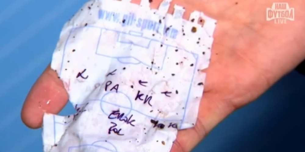 Los curiosos papelitos con los que Mancini da indicaciones dentro del campo de juego