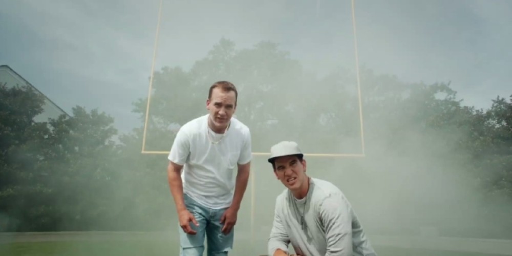 Peyton y Eli Manning promocionan el nuevo canal de la NFL de DirecTV