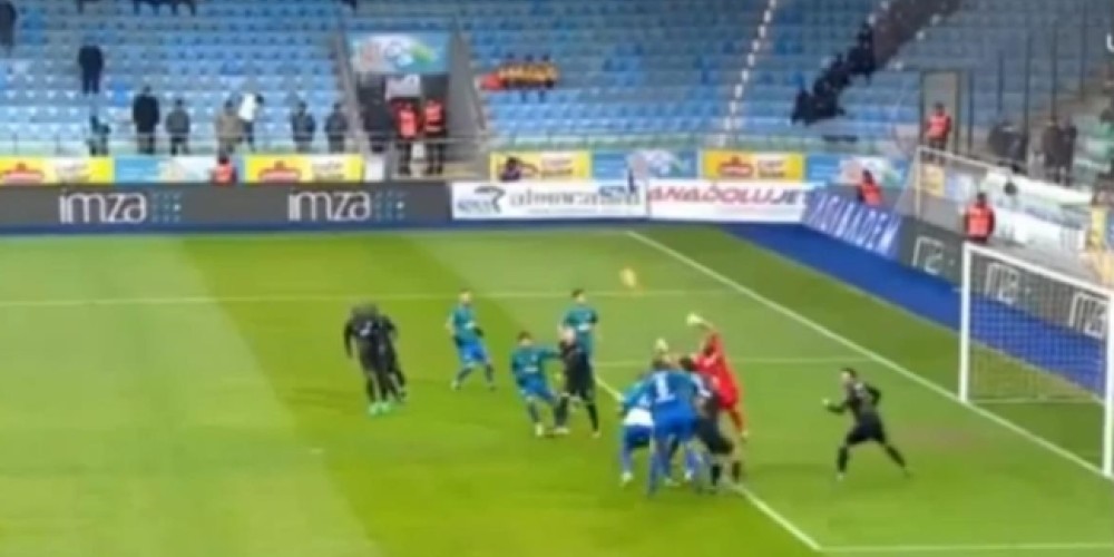 El penal sancionado por &lsquo;mano del arquero&rsquo; en Turqu&iacute;a