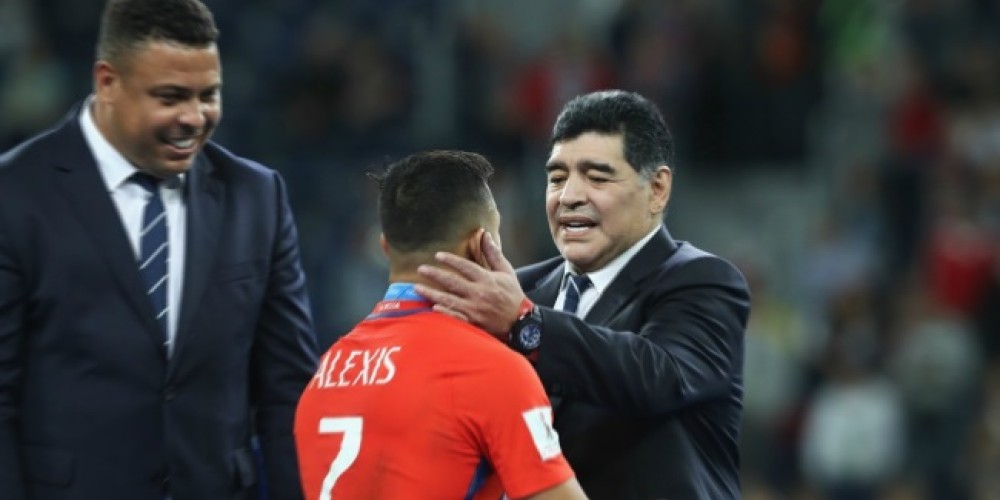 Alexis Sánchez y la camiseta de un equipo chileno en el que no jugó en una foto compartida por Maradona