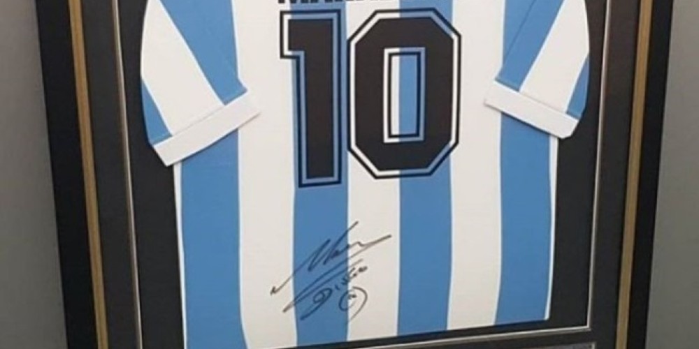 La FIFA sortea una réplica autografiada de la camiseta que usó Maradona en el ’86 previo a Rusia 2018